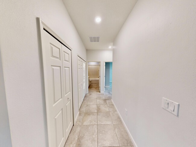 Building Photo - 1404 Mulligan Dr