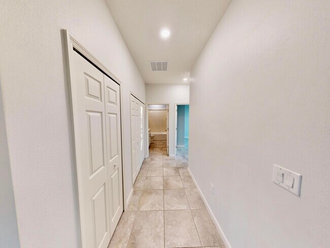 Building Photo - 1405 Mulligan Dr