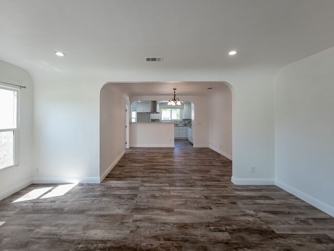 Building Photo - Elegant 3BD/2BA Oasis in the Heart of Glen...