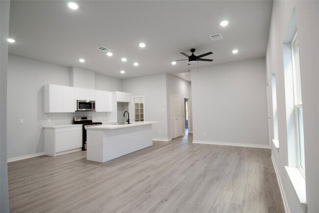 Building Photo - 2830 Mansfield St