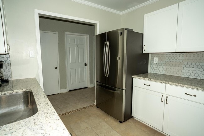 Building Photo - 130 Ella St