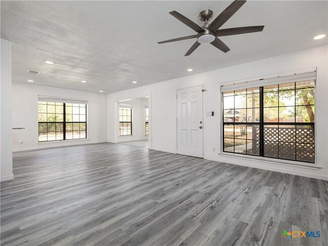 Building Photo - 148 Discovery Ln