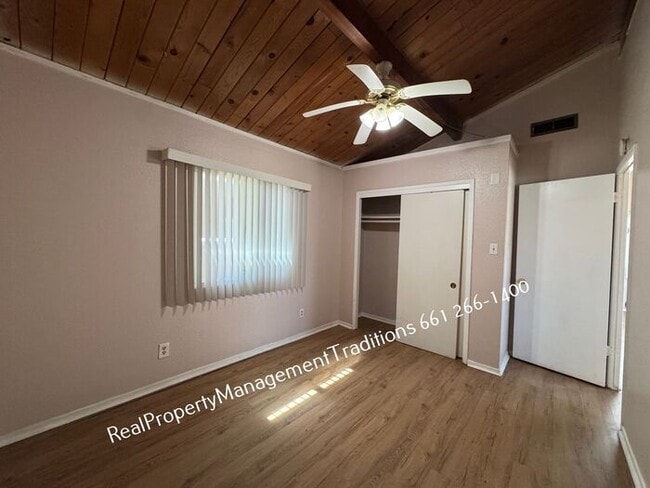 Building Photo - Charming 2 + 1 Duplex in Rosamond