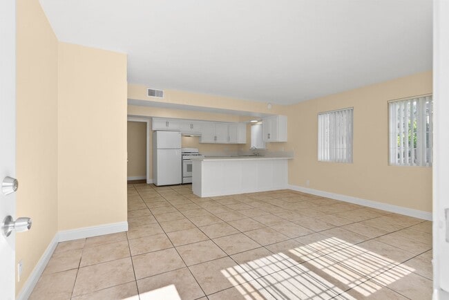 Building Photo - 1022 El Camino Dr