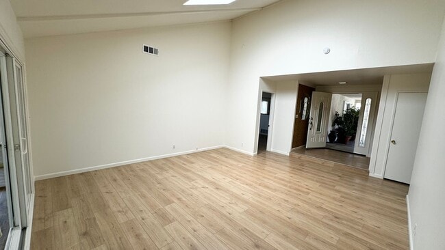 Building Photo - Spacious Home overlooking Daimond Bar hills