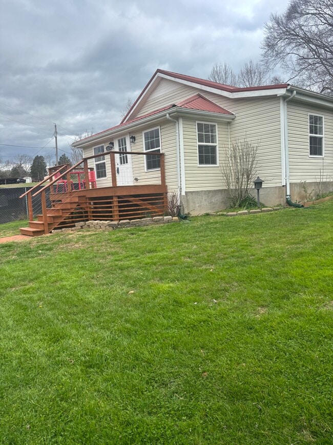 Building Photo - 528 France Ln