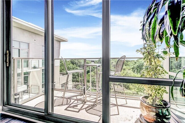 Building Photo - 905 Juniper St NE