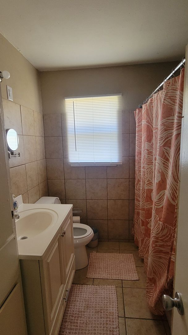 Building Photo - Charming 3-Bedroom, 1-Bath Home with Large Backyard – Fully Furnished!