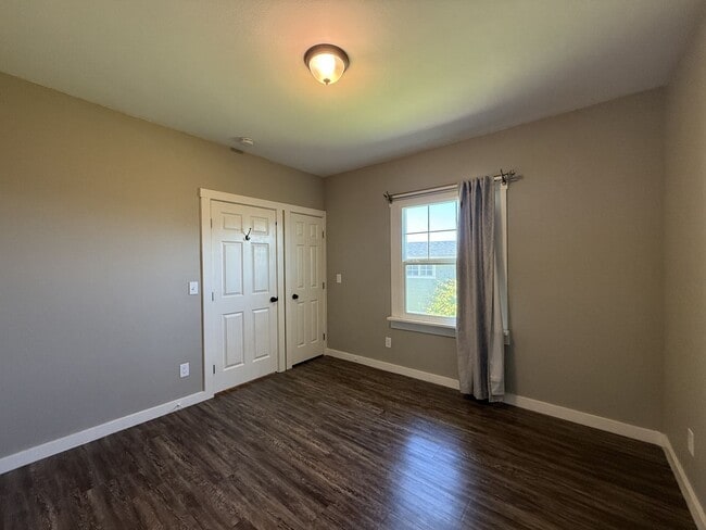 Building Photo - Charming Downtown Anacortes Home - Avail Now!