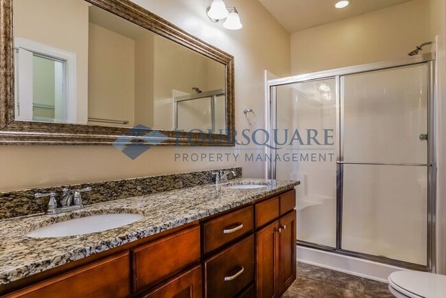 Building Photo - Townhome | Washer /Dryer Included | Enclos...