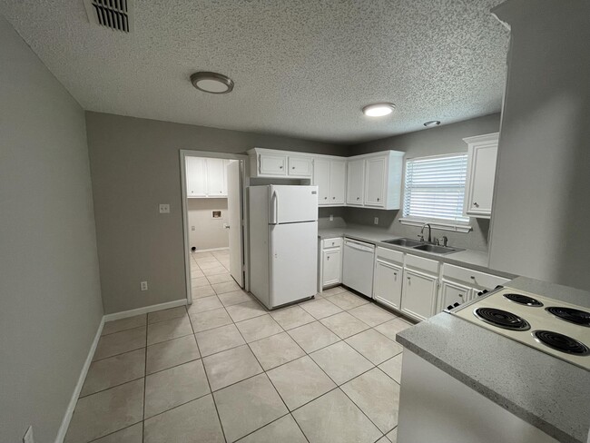 Building Photo - 4638 Erskine St