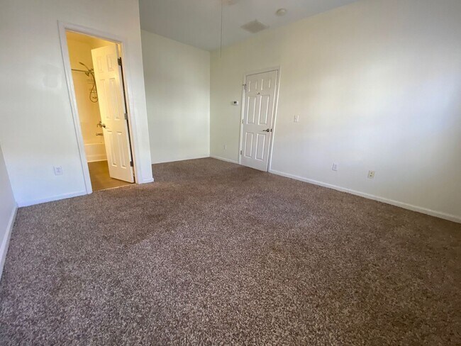 Building Photo - West AVL - Spacious Home in Scenic Bluff S...