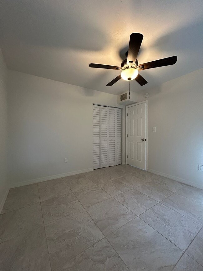 Building Photo - 2 bed 1 Bath Condo