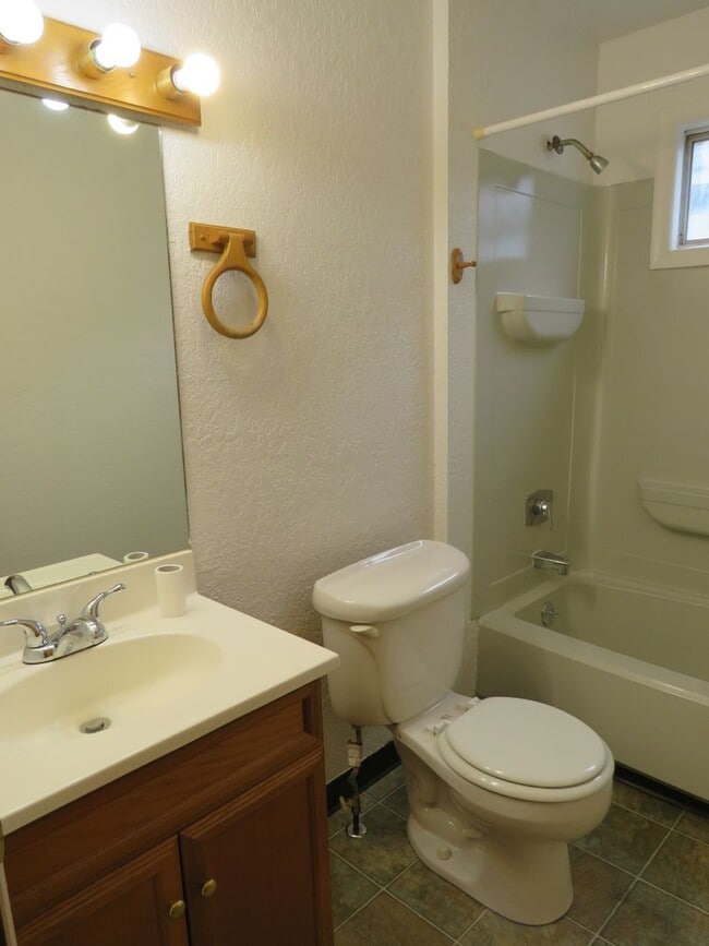 Building Photo - 2 Bed / 1 Bath House