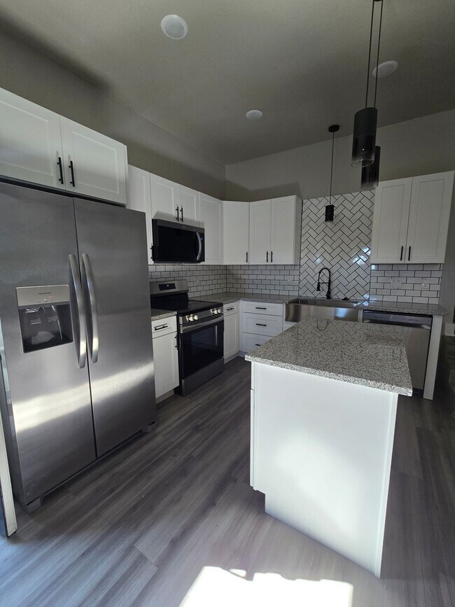 Building Photo - 3 Bed 2 Bath Apartment