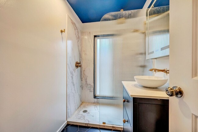 Building Photo - Edmonds Three Bedroom