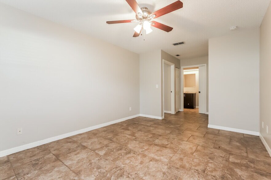 Building Photo - 801 Cambridge Way