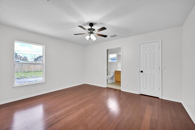 Building Photo - 726 SW Bond Rd