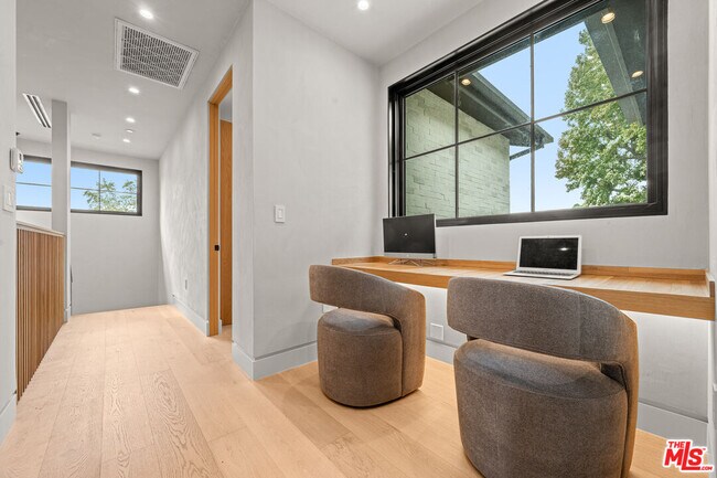 Building Photo - 4740 Sunnyslope Ave