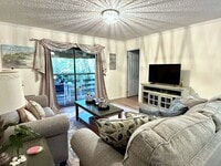 Building Photo - Close to Beach, Shopping, Restaurants!  Fu...