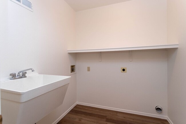 Building Photo - Lovely District 20 Townhome!