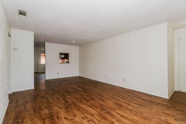 Building Photo - 323 W William Cannon Dr