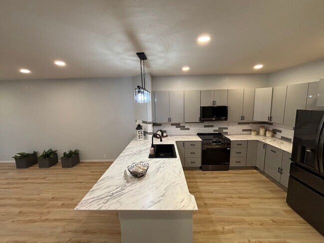 Building Photo - Beautiful Remodeled 3 Bedroom End Unit Townhouse