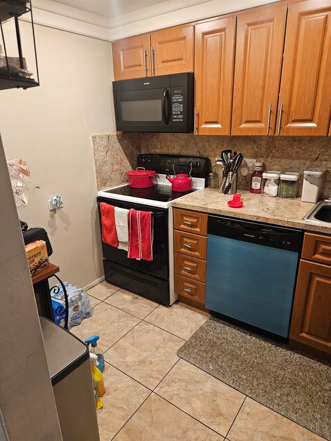 Building Photo - 3710 Inverrary Dr