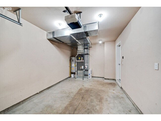 Building Photo - Stunning townhouse in Canby- 3 bed / 2.5 b...