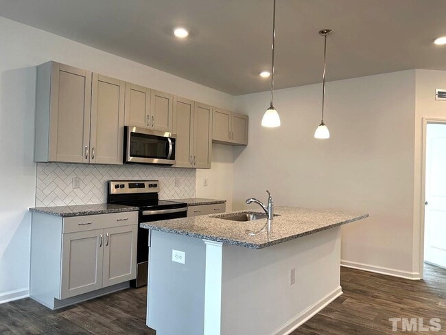 Building Photo - 3 Bedroom Townhome for Sale