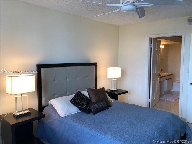 Building Photo - 3530 Mystic Pointe Dr