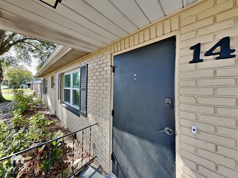 Primary Photo - 14 Lamplight Ln
