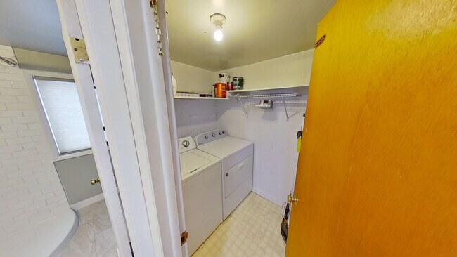Laundry room - 2635 Fenton St