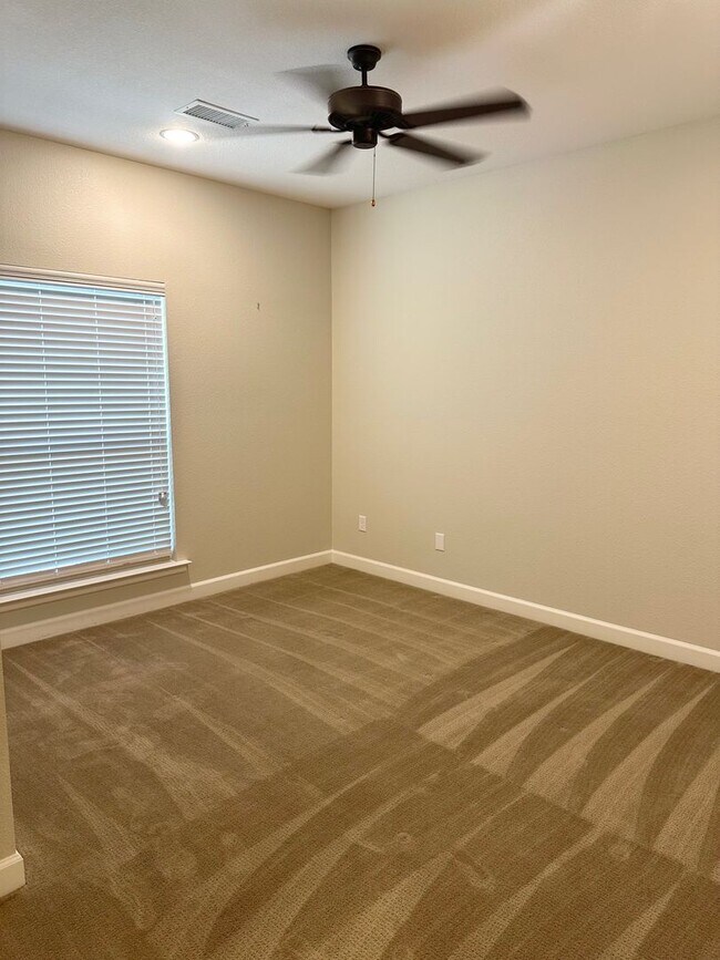Building Photo - Stunning 3 Bed 2 Bath Ready To Rent ASAP!