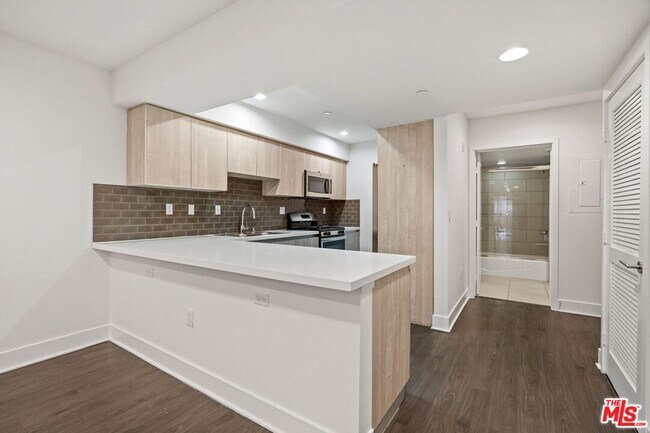 Building Photo - 11811 Darlington Ave