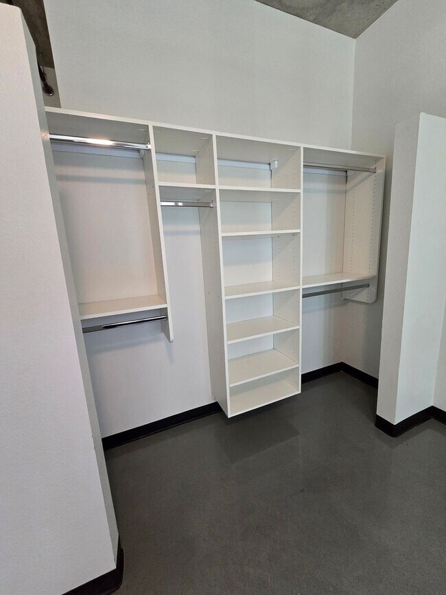 Building Photo - Luxurious 2BR , 2BA 2nd floor loft in East Downtown Area- aprox 1650 sq ft