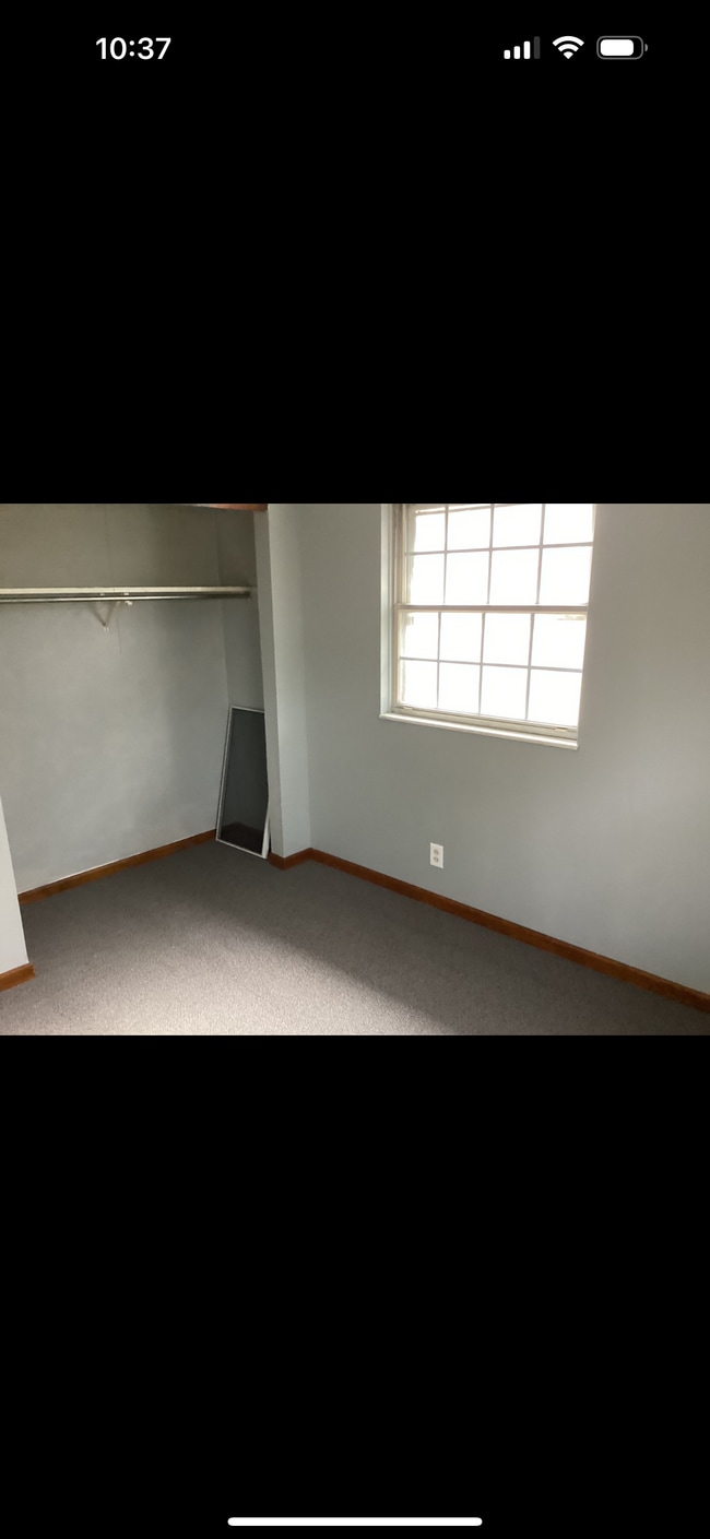 Building Photo - 495 Meadow Ln