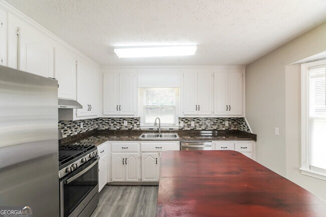 Building Photo - 22 Fairfield Dr SW