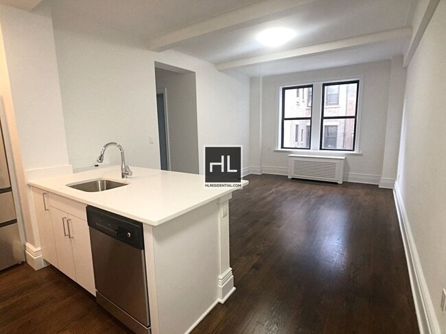 Building Photo - 25 W 68th St