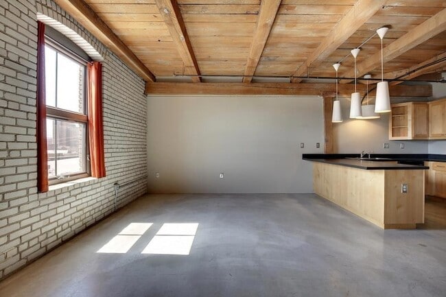 Building Photo - 127 5th St NE