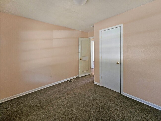 Building Photo - 4/2 Ranch with Fenced Yard - Housing Vouch...