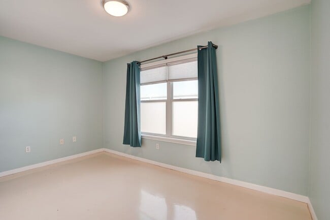 Building Photo - 2450 Ashdale Dr