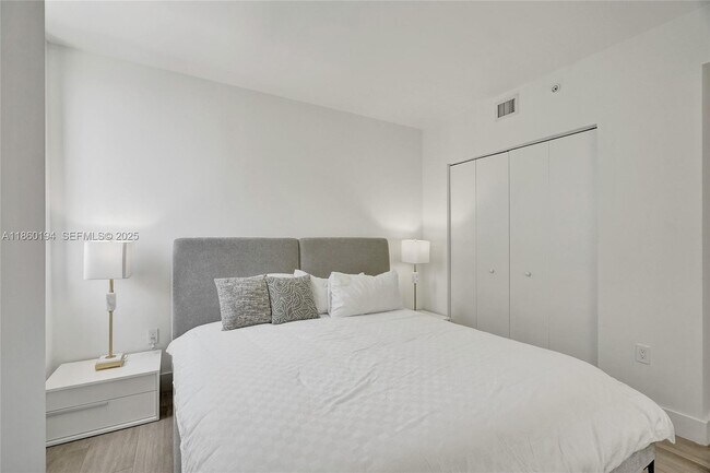 Building Photo - 121 NE 34th St