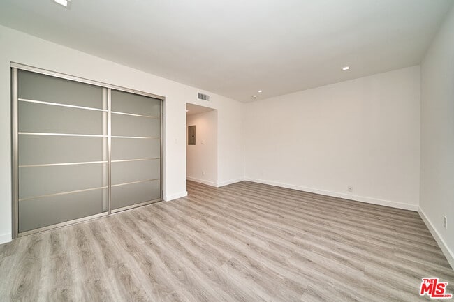 Building Photo - 425 S Willaman Dr