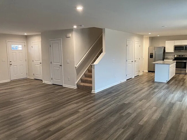 Building Photo - 5 Bedrooms 2.5 Bedrooms