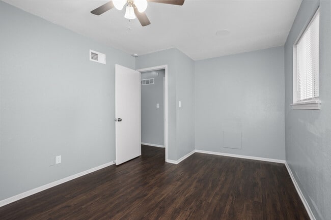 Building Photo - 642 NW Valleybrook Rd