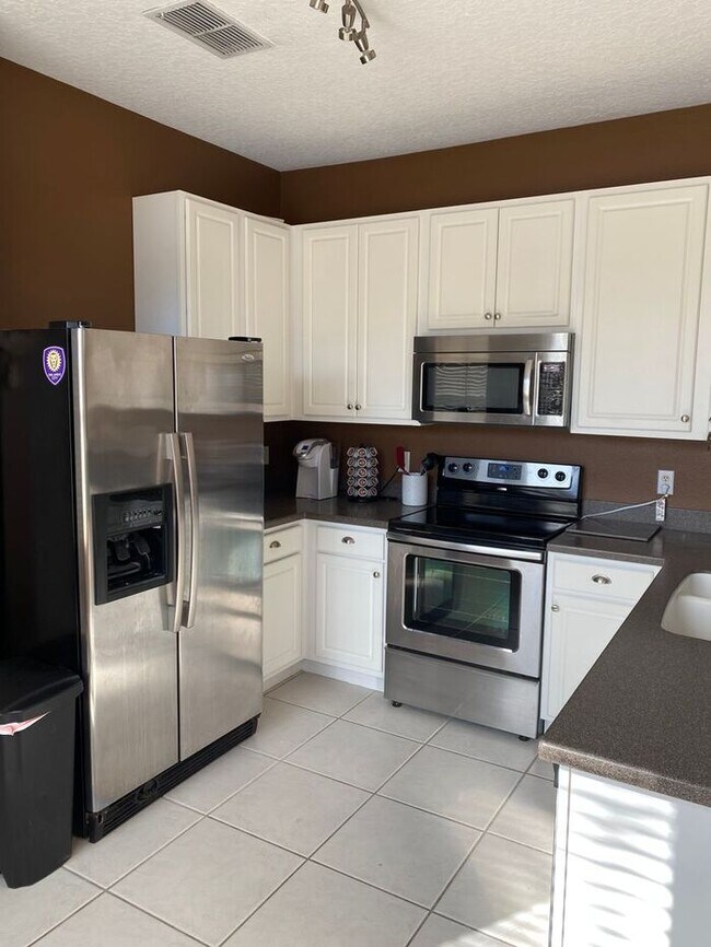 Building Photo - MOVE-IN SPECIAL!!! Townhome 3 Bedroom/2.5 Bathroom in Winter Park in a gated community