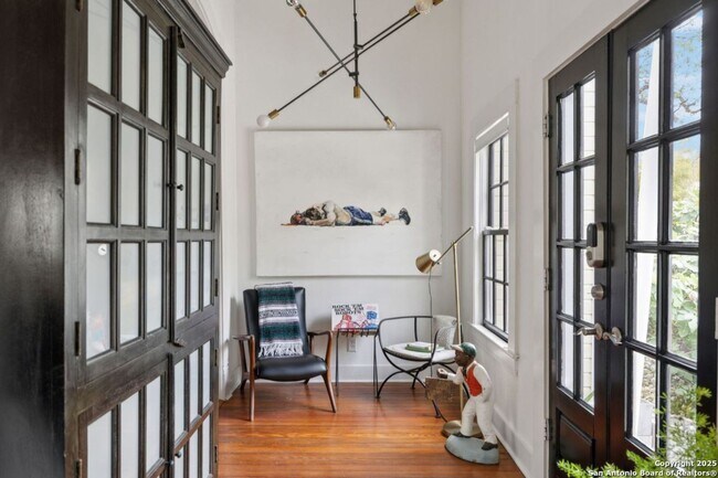 Building Photo - HISTORIC CHARM IN KING WILLIAM