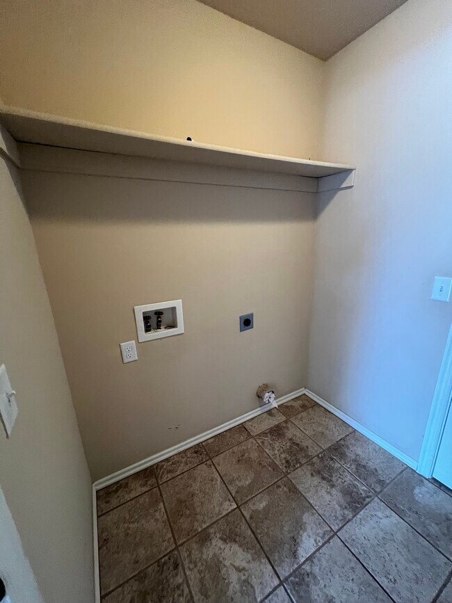 Building Photo - 3814 Kings Canyon Rd