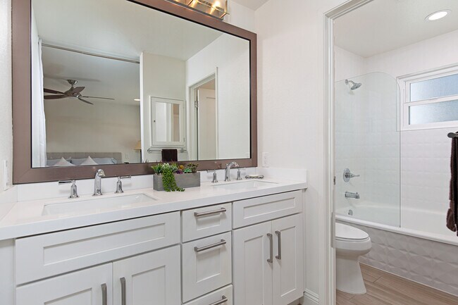 Master Bathroom - 544 Via De La Valle